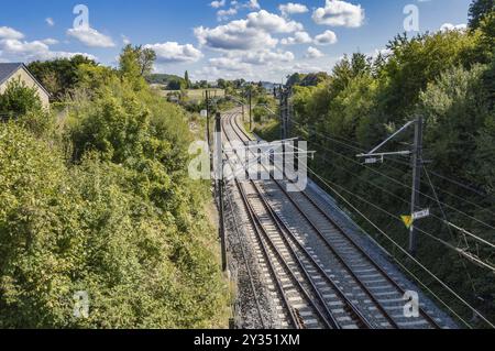 Linea ferroviaria nella città di Virton nella provincia del Lussemburgo in Belgio Foto Stock