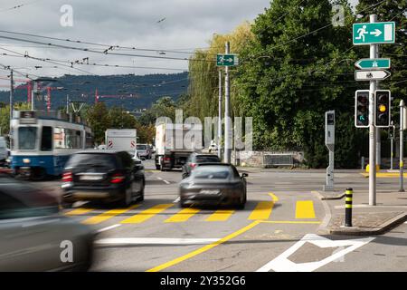 Auto sfocate nel traffico che passano davanti a una telecamera radar Speed trap in una città europea. Foto Stock