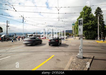 Auto sfocate nel traffico che passano davanti a una telecamera radar Speed trap in una città europea. Foto Stock