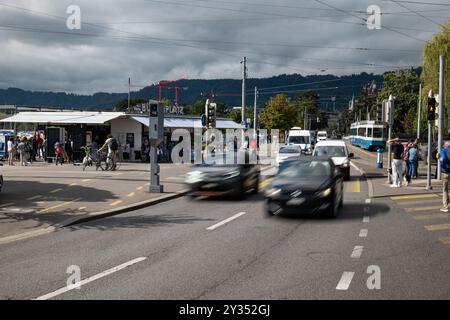 Auto sfocate nel traffico che passano davanti a una telecamera radar Speed trap in una città europea. Foto Stock