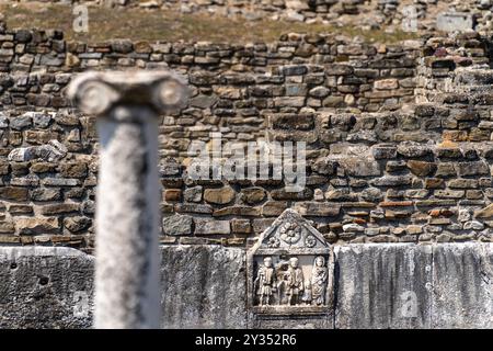 Antica colonna, fuori fuoco - parte della città macedone Stobi dal 359 a.C., sito archeologico Foto Stock