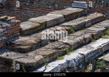 Scalinata in cemento: Struttura, luce e ombra nell'antica città macedone di Stobi (359 a.C.) Foto Stock