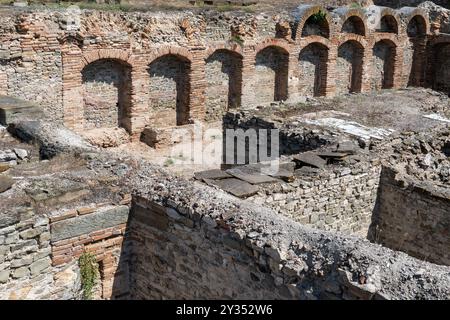 Mura incorniciate ad arco: Resti dell'antica città macedone , Stobi 359 a.C. Ripetizione e trama. Foto Stock