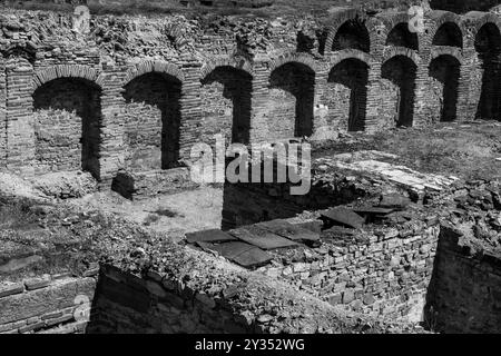 Mura incorniciate ad arco: Resti dell'antica città macedone , Stobi 359 a.C. Ripetizione e trama. Foto Stock