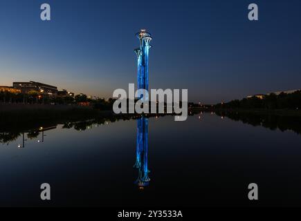 Pechino, Cina. 12 settembre 2024. La Torre Olimpica di Pechino è illuminata durante la Fiera internazionale cinese per il commercio dei servizi (CIFTIS) del 2024 a Pechino, capitale della Cina, il 12 settembre 2024. Crediti: Chen Yehua/Xinhua/Alamy Live News Foto Stock