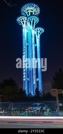 Pechino, Cina. 12 settembre 2024. La Torre Olimpica di Pechino è illuminata durante la Fiera internazionale cinese per il commercio dei servizi (CIFTIS) del 2024 a Pechino, capitale della Cina, il 12 settembre 2024. Crediti: Chen Yehua/Xinhua/Alamy Live News Foto Stock