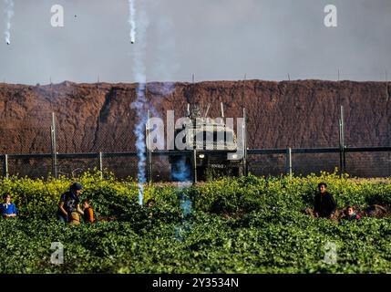 Gaza, Palestina, 22 febbraio 2019. Si verificano scontri tra manifestanti palestinesi e truppe israeliane nell'area di Abu Safiya, a est di Gaza, durante la 48a settimana delle proteste della grande marcia del ritorno. Un ragazzo di 15 anni, Yousef ha detto al-Daya, è stato colpito al petto durante la protesta e ha ceduto alle ferite un'ora dopo, mentre decine di manifestanti sono stati feriti anche dal gas lacrimogeno dell'esercito israeliano e dal fuoco vivo. Migliaia di manifestanti si sono riuniti in diversi punti vicino alla recinzione che separa Israele da Gaza questo venerdì con alcune gomme bruciate e pietre che gettano verso il se Foto Stock