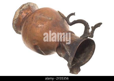 Un vecchio vaso di ghisa russa su sfondo bianco. Foto di alta qualità Foto Stock