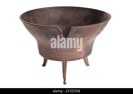 Un vecchio vaso di ghisa russa su sfondo bianco. Foto di alta qualità Foto Stock
