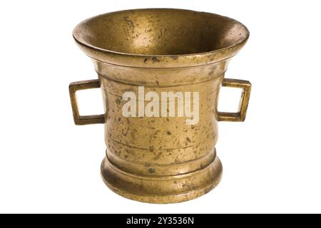 Un vecchio vaso di ghisa russa su sfondo bianco. Foto di alta qualità Foto Stock