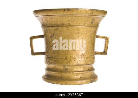 Un vecchio vaso di ghisa russa su sfondo bianco. Foto di alta qualità Foto Stock