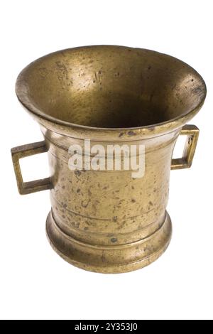 Un vecchio vaso di ghisa russa su sfondo bianco. Foto di alta qualità Foto Stock