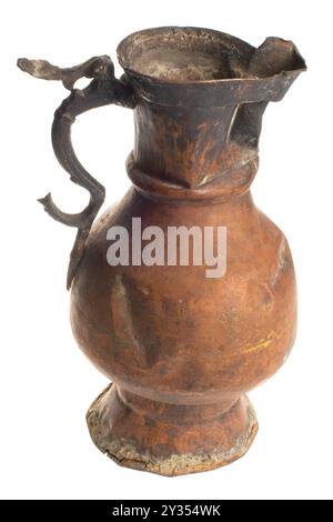 Un vecchio vaso di ghisa russa su sfondo bianco. Foto di alta qualità Foto Stock