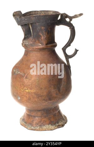 Un vecchio vaso di ghisa russa su sfondo bianco. Foto di alta qualità Foto Stock