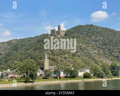 LIEBENSTEIN sul Reno centrale, Germania, con l'hotel castello che guarda in basso sulla città. Foto: Tony Gale Foto Stock