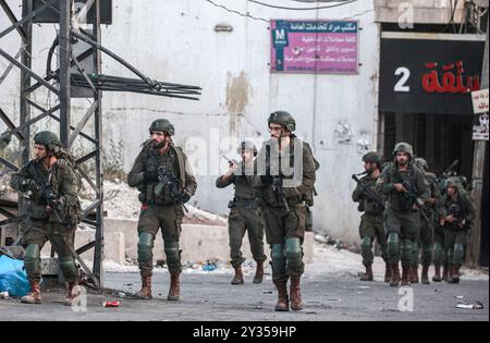 Tubas, Cisgiordania, Palestina. 11 settembre 2024. I soldati di fanteria israeliani hanno visto schierarsi nella città di Tubas durante il raid. Un raid militare israeliano su larga scala nella città di Tubas, nella Cisgiordania occupata a nord, dove cinque palestinesi sono stati uccisi in un attacco aereo e le forze hanno circondato un ospedale palestinese e impedito al personale medico di trasportare pazienti. (Immagine di credito: © Nasser Ishtayeh/SOPA Images via ZUMA Press Wire) SOLO PER USO EDITORIALE! Non per USO commerciale! Foto Stock