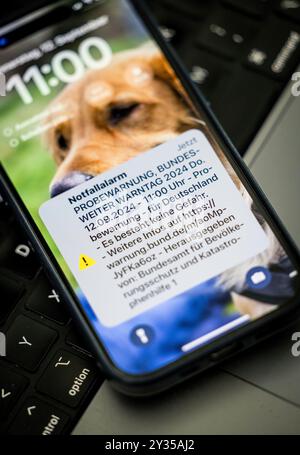 Berlino, Germania. 12 settembre 2024. Esempio di avviso sul telefono cellulare, giorno di avviso nazionale il 12 settembre alle 11:00. Credito: dpa/Alamy Live News Foto Stock