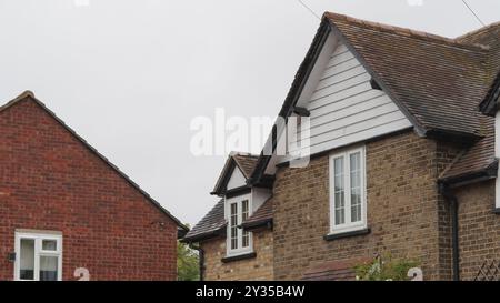 Tradizionali tetti inglesi in mattoni e area suburbana Foto Stock
