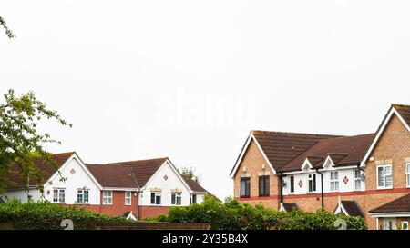 Tradizionali tetti inglesi in mattoni e area suburbana Foto Stock