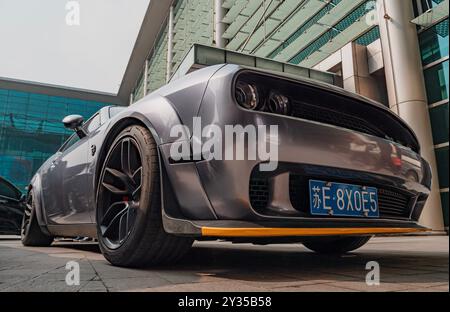 Suzhou, Cina - 30 marzo 2019: Primo piano di una Dodge Challenger personalizzata in occasione di una fiera automobilistica Foto Stock