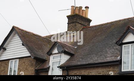 Tradizionali tetti inglesi in mattoni e area suburbana Foto Stock