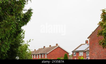 Tradizionali tetti inglesi in mattoni e area suburbana Foto Stock
