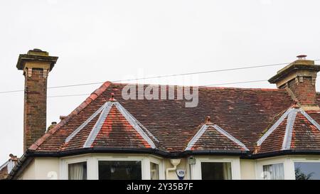Tradizionali tetti inglesi in mattoni e area suburbana Foto Stock