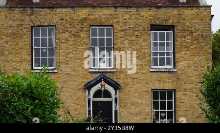 Tradizionali tetti inglesi in mattoni e area suburbana Foto Stock