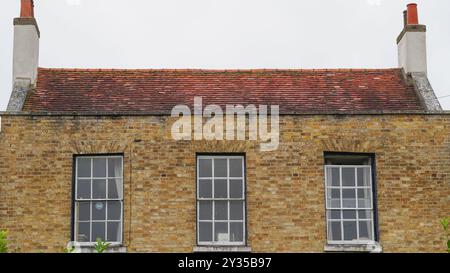 Tradizionali tetti inglesi in mattoni e area suburbana Foto Stock