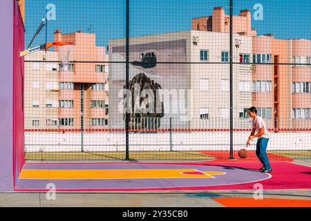 Il giovane gioca a basket sul tetto dell'IDB Lisbon – Innovation & Design Building Lisbon Foto Stock