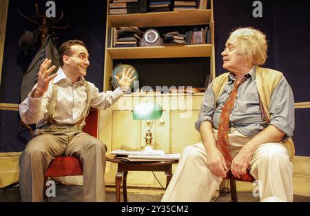 l-r: Gerard Monaco (Bucky), Victor Spinetti (Albert Einstein) in ALBERT'S BOY di James Graham al Finborough Theatre, Londra SW10 21/07/2005 design: Alex Marker regista: Max Lewendel Foto Stock