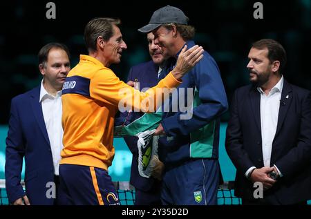 I capitani delle squadre Paul Haarhuis e Jaime Oncins salutano prima della finale di Coppa Davis di tennis 8 tra Joao Fonseca (Brasile) e Botic Van De Zandschulp (Paesi Bassi) all'arena Unipol, Casalecchio (Bologna), 12 settembre 2024 - Sport - Tennis - foto: Corrispondente Bologna Foto Stock