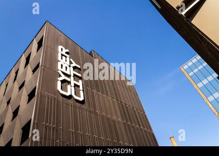 Vilnius, Lituania - 27 maggio 2024. Edificio Cyber City a Vilnius dove risiedono varie società informatiche Foto Stock