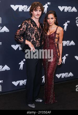 Elmont, Stati Uniti. 12 settembre 2024. ELMONT, NEW YORK, Stati Uniti d'America - 11 SETTEMBRE: Benson Boone e Anitta posano nella sala stampa agli MTV Video Music Awards 2024 tenutesi alla UBS Arena l'11 settembre 2024 a Elmont, New York, Stati Uniti. (Foto di Xavier Collin/Image Press Agency) credito: Image Press Agency/Alamy Live News Foto Stock