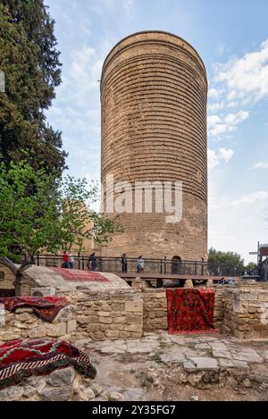 Baku, Azerbaigian - 4 maggio 2024: I visitatori si riuniscono intorno alla Torre Maidan a Icherisheher, Baku, mentre i vivaci tappeti sono esposti per il primo Festival nazionale dei tappeti dell'Azerbaigian Foto Stock