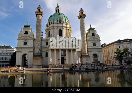 Il punto di riferimento Karlskirche (chiesa di San Carlo) sulla piazza Karlsplatz a Vienna fu completato nel 1737. Foto Stock