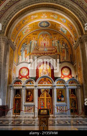 Belgrado, Serbia - 29 aprile 2024: Gli splendidi interni dorati della chiesa di Santa Sava a Belgrado mostrano le sue intricate opere d'arte e la sua icona religiosa Foto Stock