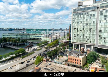 Nel distretto di meatpacking, sul lato ovest di Manhattan, West St., molto trafficata, confina con il fiume Hudson, Hudson River Park e Little Island. Foto Stock