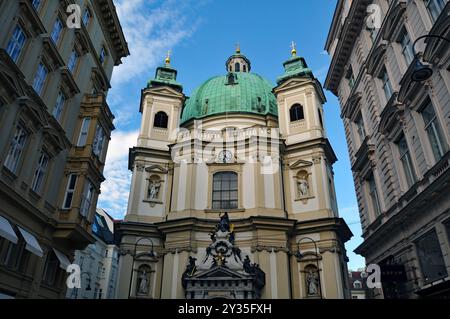 La Peterskirche di Vienna (chiesa di San Pietro) si trova su Petersplatz, vicino alla strada pedonale Graben. Foto Stock