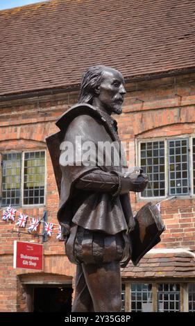 La statua di William Shakespeare si trova fuori dal suo luogo di nascita in Henley Street, Stratford Upon Avon, Warwickshire Foto Stock