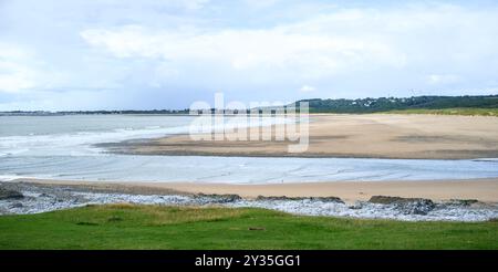 Il passaggio finale del fiume Ogmore (Afon Ogwr) fino al punto in cui entra nel Canale di Bristol. Nascondere la marea ritirandosi; tardo pomeriggio; tarda estate. Foto Stock