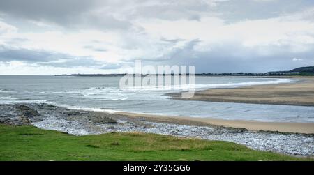 Il passaggio finale del fiume Ogmore (Afon Ogwr) fino al punto in cui entra nel Canale di Bristol. Nascondere la marea ritirandosi; tardo pomeriggio; tarda estate. Foto Stock