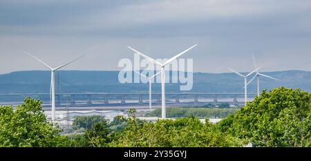 Turbine eoliche ad Avonmouth sull'estuario del Severn nel Regno Unito con il Prince of Wales Bridge in lontananza Foto Stock