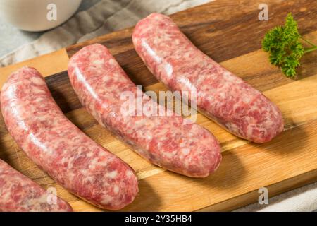 Grass Fed fatto in casa bratwurst tedeschi crudi pronti per cucinare Foto Stock