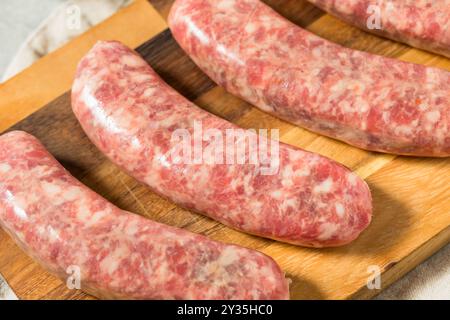 Grass Fed fatto in casa bratwurst tedeschi crudi pronti per cucinare Foto Stock