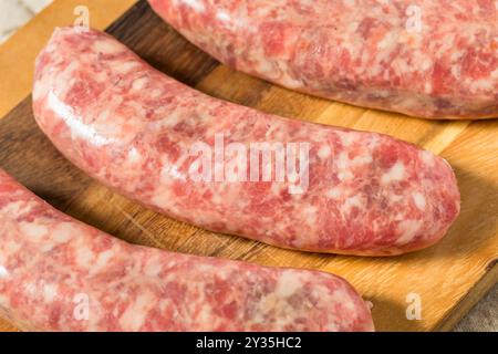 Grass Fed fatto in casa bratwurst tedeschi crudi pronti per cucinare Foto Stock