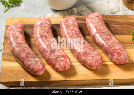 Grass Fed fatto in casa bratwurst tedeschi crudi pronti per cucinare Foto Stock