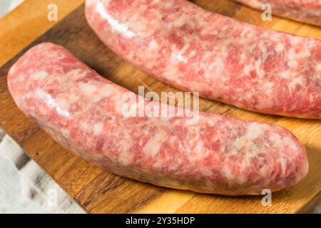 Grass Fed fatto in casa bratwurst tedeschi crudi pronti per cucinare Foto Stock