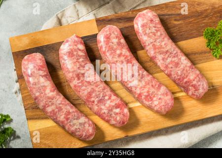 Grass Fed fatto in casa bratwurst tedeschi crudi pronti per cucinare Foto Stock