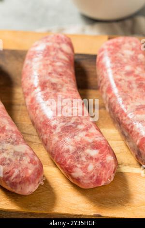 Grass Fed fatto in casa bratwurst tedeschi crudi pronti per cucinare Foto Stock